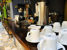 Shangri-La Country Hotel