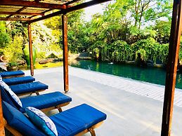 Shangri-La Country Hotel