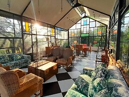 Shangri-La Country Hotel