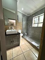 Shangri-La Country Hotel