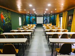 Shangri-La Country Hotel