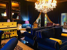 Shangri-La Country Hotel