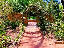 Shangri-La Country Hotel