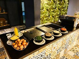 Shangri-La Country Hotel