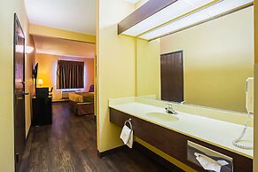 Econo Lodge Inn & Suites