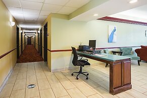 Econo Lodge Inn & Suites