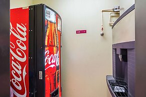 Econo Lodge Inn & Suites