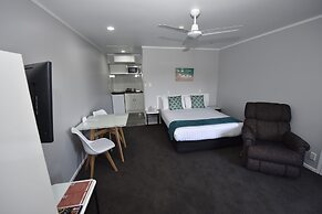 Bk's Palm Court Motor Lodge