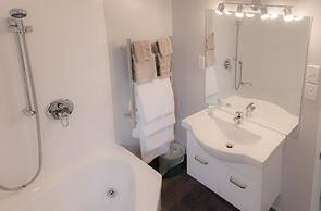 Bk's Palm Court Motor Lodge