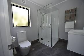 Bk's Palm Court Motor Lodge