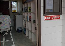 Bk's Palm Court Motor Lodge