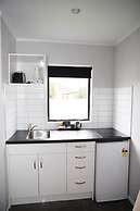 Bk's Palm Court Motor Lodge