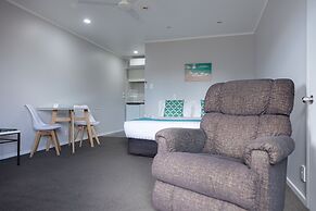 Bk's Palm Court Motor Lodge