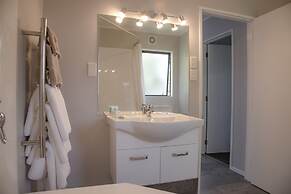 Bk's Palm Court Motor Lodge