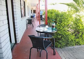 Bk's Palm Court Motor Lodge