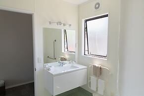 Bk's Palm Court Motor Lodge