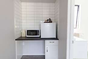 Bk's Palm Court Motor Lodge