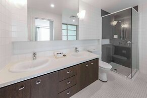 Oaks Adelaide Embassy Suites