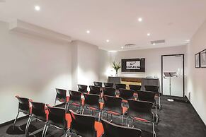 Oaks Adelaide Embassy Suites