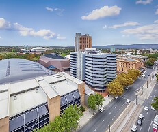 Oaks Adelaide Embassy Suites