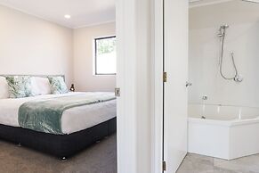 Bk's Pohutukawa Lodge