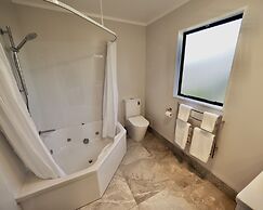 Bk's Pohutukawa Lodge