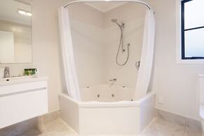 Bk's Pohutukawa Lodge