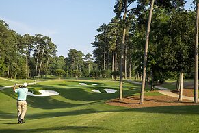 Williamsburg Woodlands Hotel & Suites, an official Colonial Williamsbu