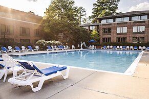 Williamsburg Woodlands Hotel & Suites, an official Colonial Williamsbu