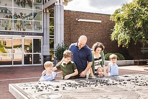 Williamsburg Woodlands Hotel & Suites, an official Colonial Williamsbu