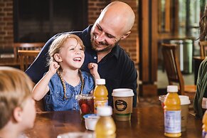 Williamsburg Woodlands Hotel & Suites, an official Colonial Williamsbu