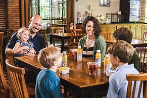 Williamsburg Woodlands Hotel & Suites, an official Colonial Williamsbu