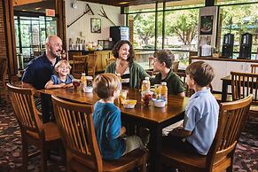 Williamsburg Woodlands Hotel & Suites, an official Colonial Williamsbu