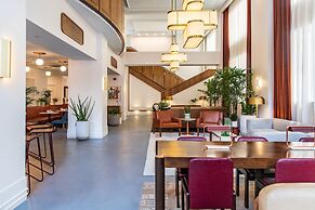 Hu. Hotel