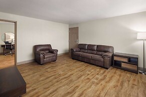 Super 8 by Wyndham Fallon