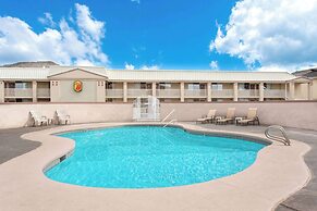 Super 8 by Wyndham Salina/Scenic Hills Area