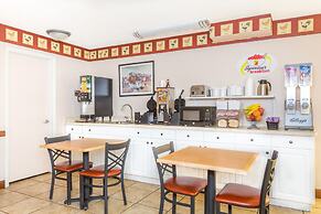 Super 8 by Wyndham Salina/Scenic Hills Area