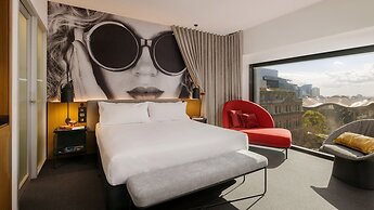 Hotel Indigo Melbourne on Flinders by IHG