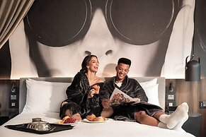 Hotel Indigo Melbourne on Flinders by IHG