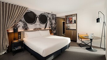 Hotel Indigo Melbourne on Flinders by IHG