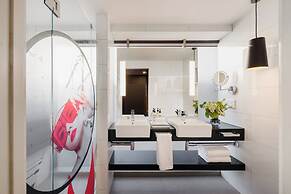 Hotel Indigo Melbourne on Flinders by IHG