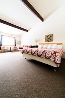 Hiawatha Lodge Inn