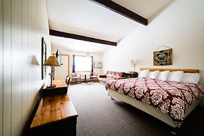 Hiawatha Lodge Inn