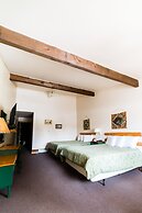 Hiawatha Lodge Inn