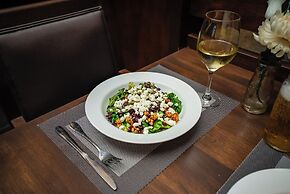 Monte Carlo Inn Airport Suites