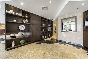 Monte Carlo Inn Airport Suites