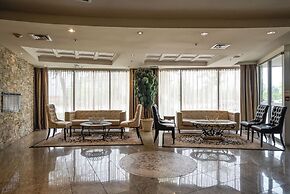 Monte Carlo Inn Airport Suites