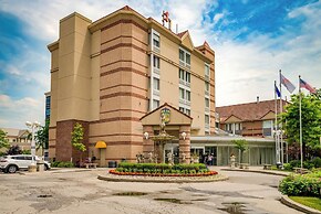 Monte Carlo Inn Airport Suites