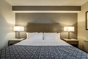 Monte Carlo Inn Airport Suites