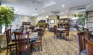 Monte Carlo Inn Airport Suites